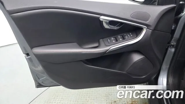 Volvo V40 Cross Country 2018 thumb 2