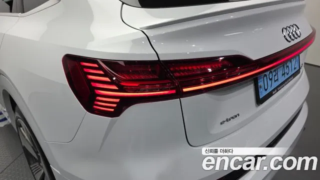 Audi e-tron 2022 thumb 2