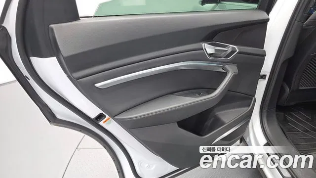 Audi e-tron 2022 thumb 10