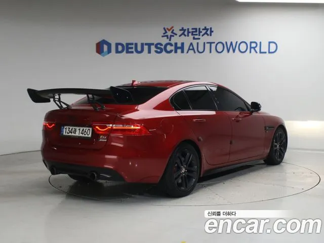 Jaguar XE 2016 thumb 9