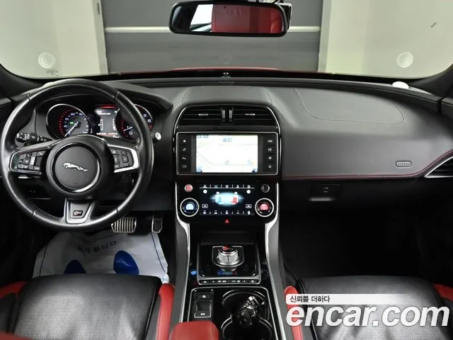 Jaguar XE 2016 thumb 8