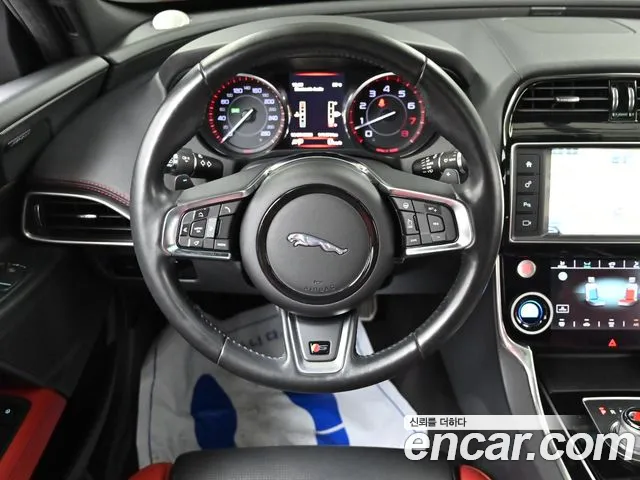 Jaguar XE 2016 thumb 5