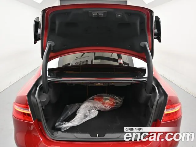 Jaguar XE 2016 thumb 6