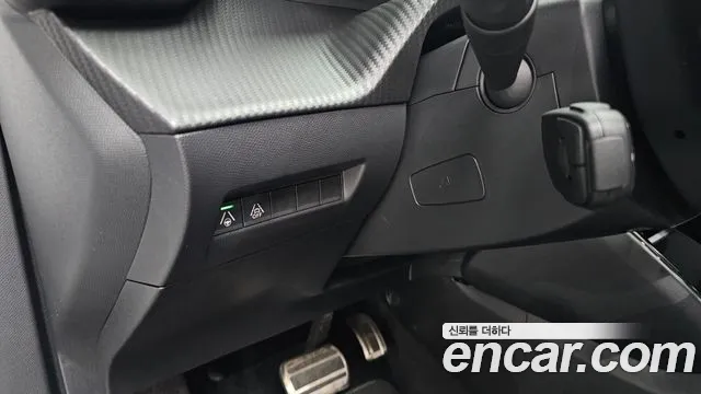 Peugeot e-2008 2023 thumb 2