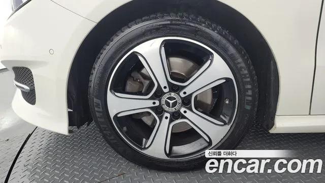 Mercedes-Benz B-Class 2018 thumb 12