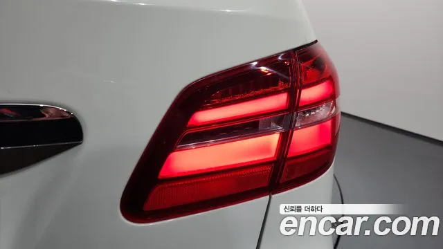 Mercedes-Benz B-Class 2018 thumb 3