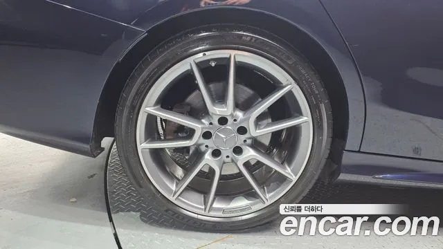 Mercedes-Benz C-Class 2018 thumb 12