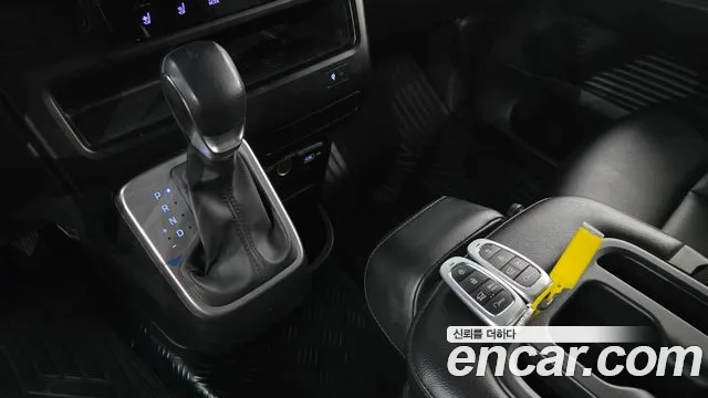 Hyundai Staria 2023 thumb 3