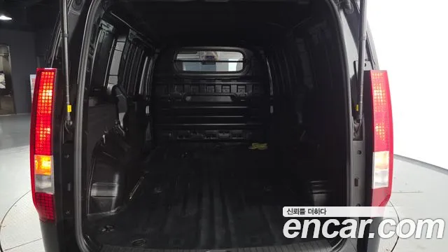 Hyundai Staria 2023 thumb 5