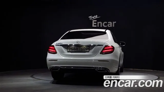Mercedes-Benz E-Class 2019 thumb 2