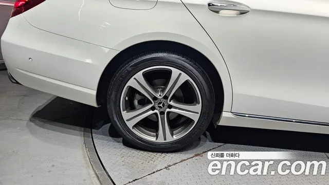 Mercedes-Benz E-Class 2019 thumb 12