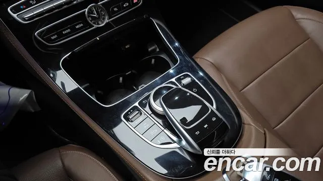Mercedes-Benz E-Class 2019 thumb 10