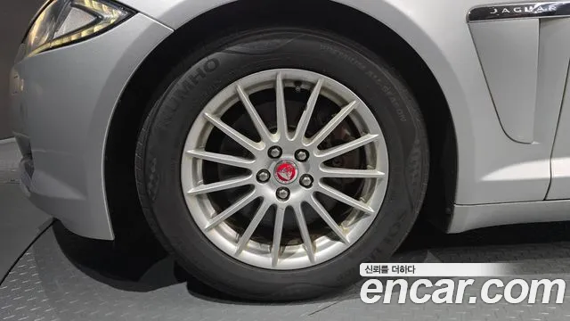 Jaguar XF 2014 thumb 5