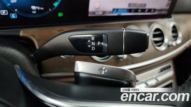 Mercedes-Benz E-Class 2023 thumb 3