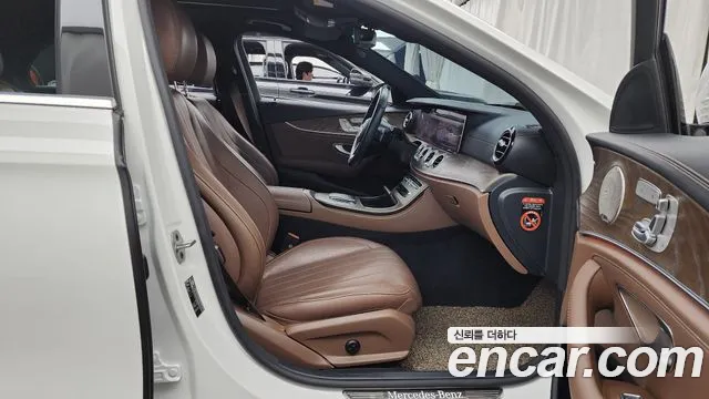 Mercedes-Benz E-Class 2023 thumb 2