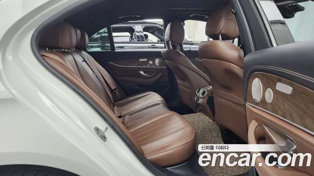 Mercedes-Benz E-Class 2023 thumb 6