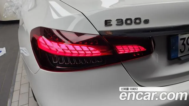 Mercedes-Benz E-Class 2023 thumb 11
