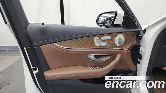 Mercedes-Benz E-Class 2023 thumb 9