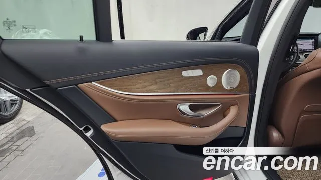 Mercedes-Benz E-Class 2023 thumb 12