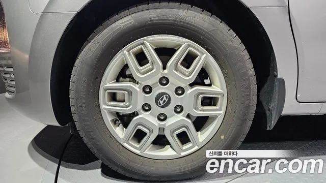 Hyundai Staria 2025 thumb 4