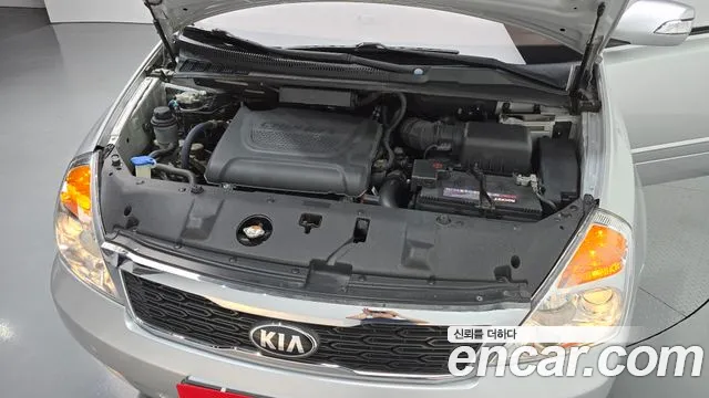 Kia Canival 2012 thumb 10