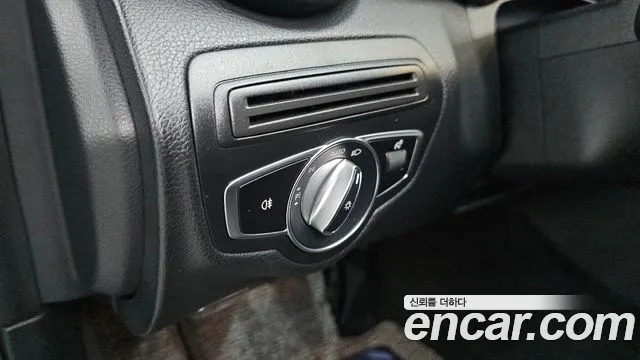 Mercedes-Benz C-Class 2019 thumb 8