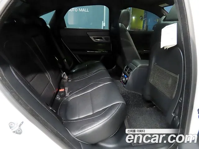Jaguar XF 2017 thumb 5