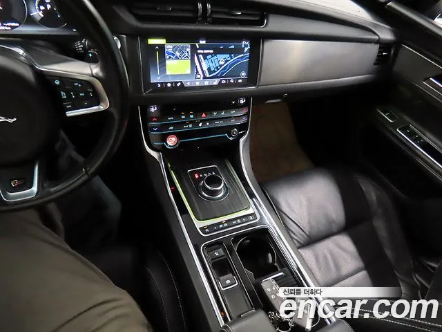 Jaguar XF 2017 thumb 4