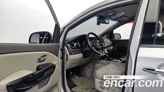 Kia Carnival 2018 thumb 10