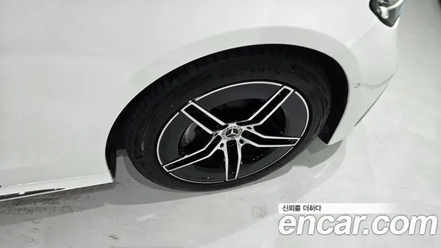 Mercedes-Benz E-Class 2025 thumb 11