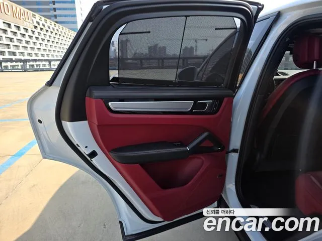 Porsche Cayenne 2022 thumb 3