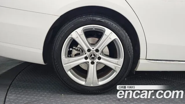 Mercedes-Benz E-Class 2018 thumb 8