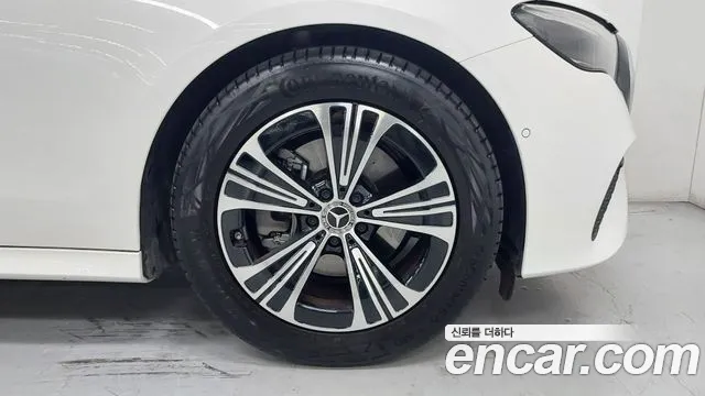 Mercedes-Benz E-Class 2025 thumb 6