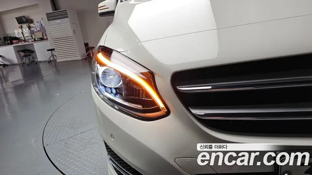 Mercedes-Benz B-Class 2017 thumb 10