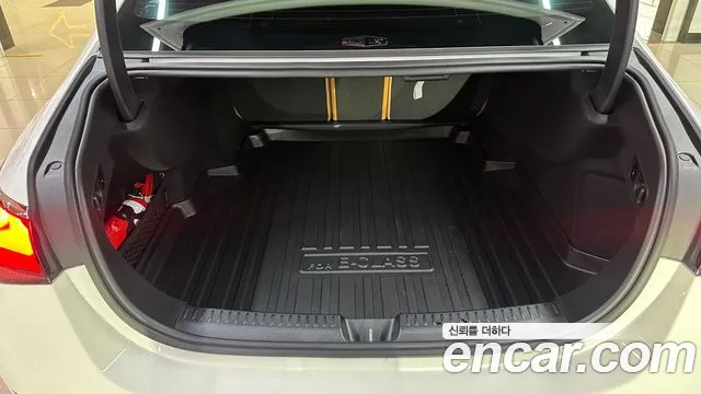 Mercedes-Benz E-Class 2025 thumb 12