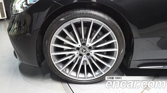 Mercedes-Benz S-Class 2025 thumb 2