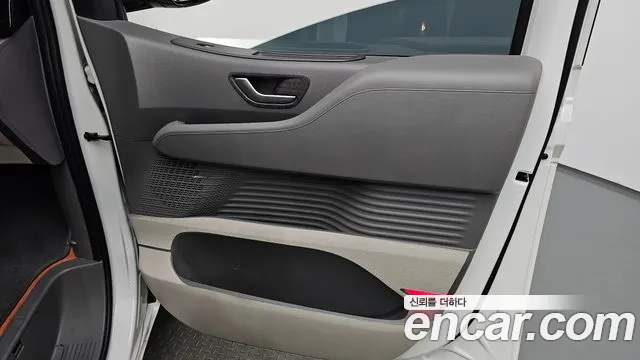 Hyundai Staria 2023 thumb 3