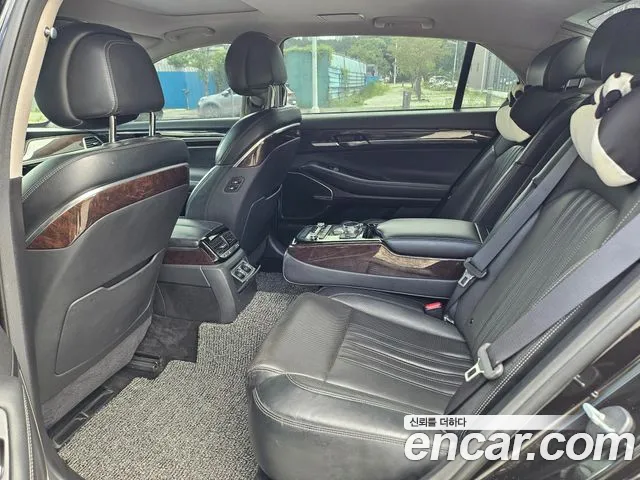 Genesis G90 2018 thumb 10
