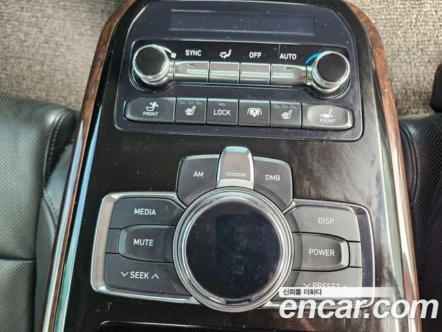 Genesis G90 2018 thumb 12