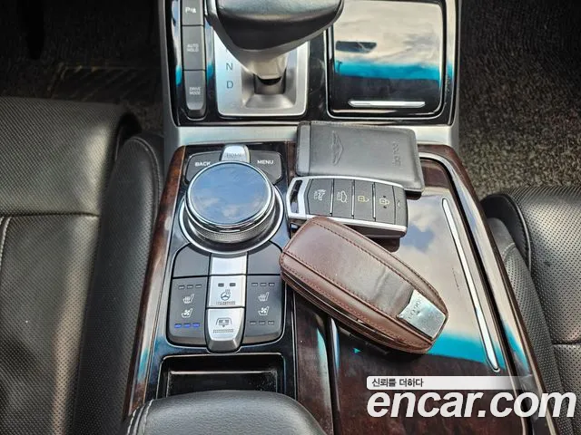 Genesis G90 2018 thumb 2