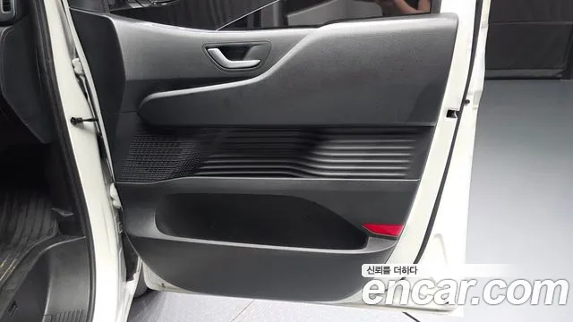 Hyundai Staria 2025 thumb 2
