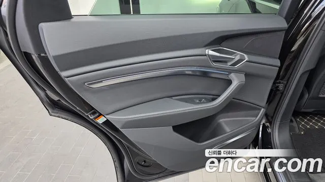 Audi e-tron 2021 thumb 5