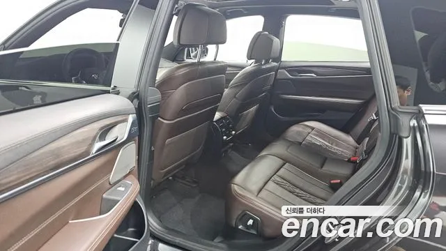 BMW 6 серии Gran Turismo 2020 thumb 9