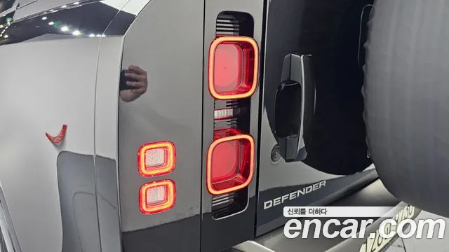 Land Rover Defender 2023 thumb 3