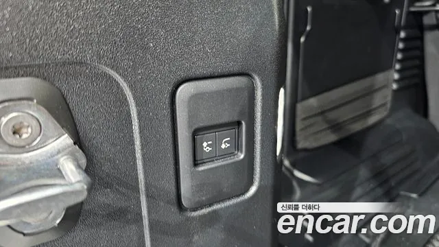 Land Rover Defender 2023 thumb 4