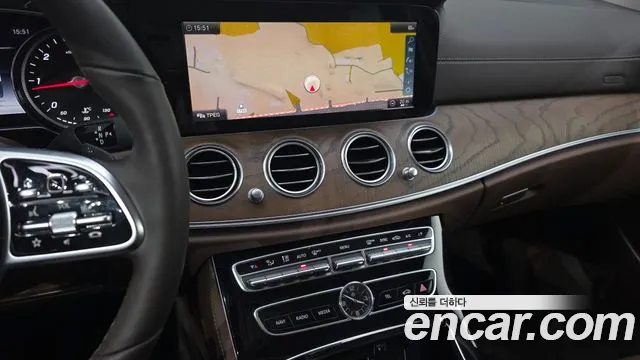 Mercedes-Benz E-Class 2019 thumb 9