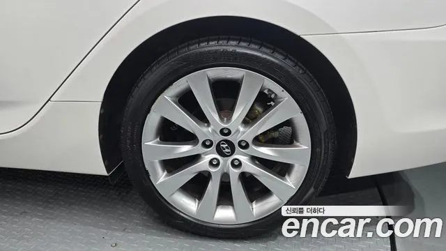 Hyundai i40 2012 thumb 12