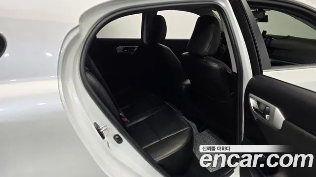 Lexus CT200h 2012 thumb 8