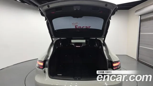 Porsche Macan 2023 thumb 9