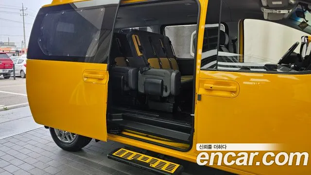 Hyundai Staria 2024 thumb 9